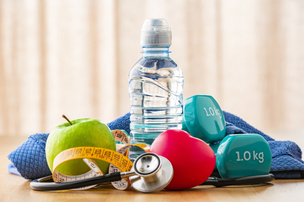 运动、节食、健身的心脏健康理念图片下载