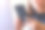 一个年轻女子使用智能手机和笔记本电脑的特写图片图片下载