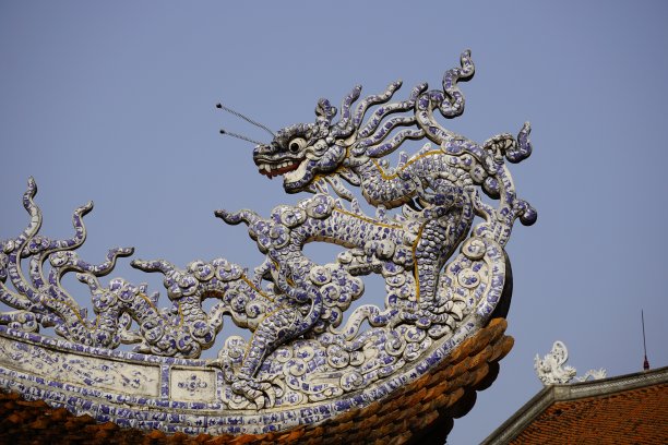 典型的陶瓷寺庙屋顶结构的特写照片图片下载