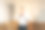一个在家扣衬衫的男人的画像。新郎正在为婚礼做准备。那个男人穿着一件白衬衫。时尚的新郎图片下载