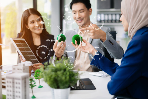 业务团队人员在办公室会议室规划和讨论回收减少再利用政策符号。绿色商业公司和太阳能公司。图片下载