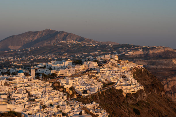 日落时希腊圣托里尼岛伊莫罗维里村的美丽照片图片下载
