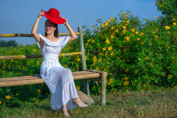 穿着白裙子的美女图片下载