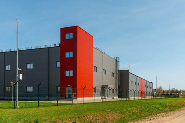 新建商业零售小型写字楼。一家普通小企业的外立面。telsiai，立陶宛。05-10-2022。图片下载