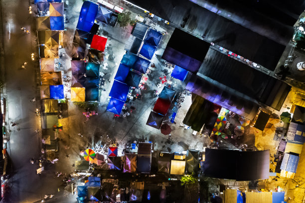 夜市鸟瞰图，五颜六色的帐篷里摆满了产品和食物图片下载