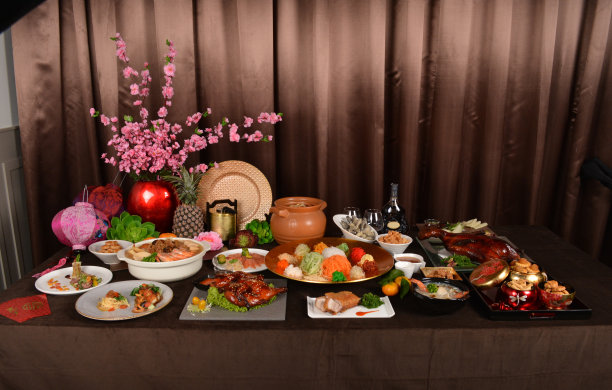 中国新年节日的亚洲美食有肉、菜、面、饼干和青铜色背景樱花灯装饰的鱼生老黑餐厅宴请清真餐饮菜单图片下载