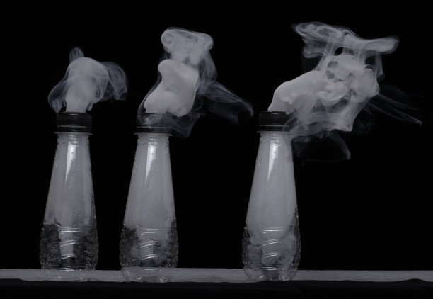 顶部喷雾产生奇怪效果形状和纹理的塑料瓶图片下载