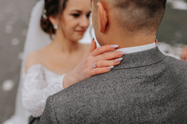 新娘拥抱新郎。裁剪照片。美丽的指甲。在森林里散步。冬季婚礼图片下载