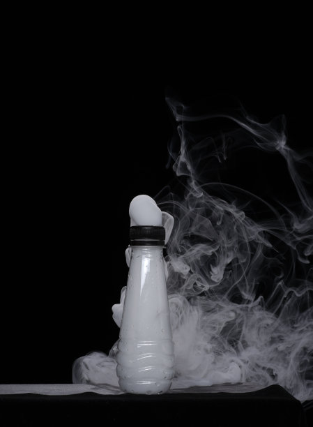 顶部喷雾产生奇怪效果形状和纹理的塑料瓶图片下载