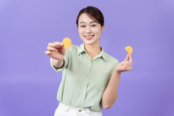 紫色背景的年轻亚洲妇女的照片图片下载