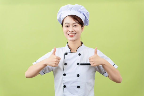 背景是年轻的亚洲女厨师的照片图片下载