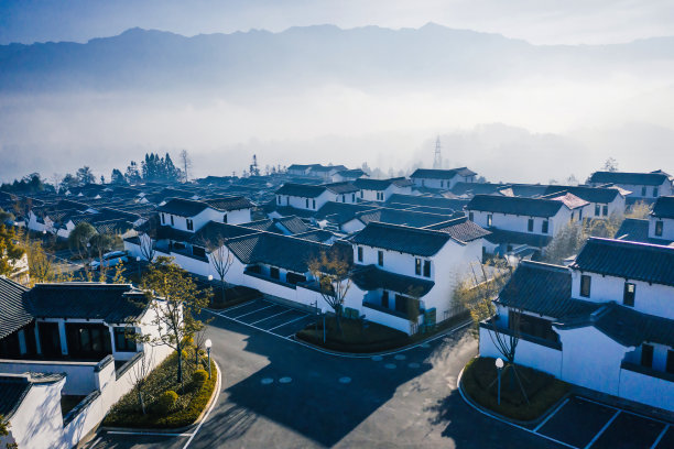 中国云南的中式别墅住宅鸟瞰图。图片下载