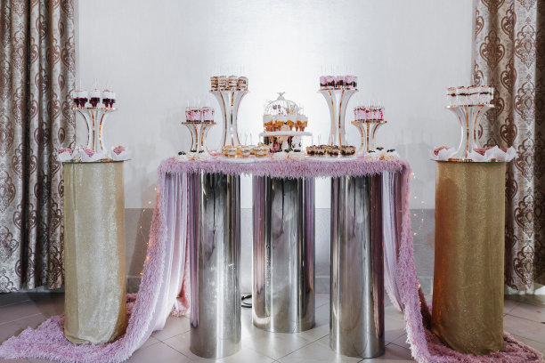 节日甜品桌上摆满了糖果。婚礼糖果，各种蛋糕，巧克力摊位。图片下载