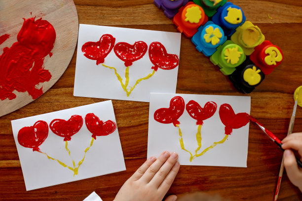 孩子，为情人节做爱心创意艺术画图片下载