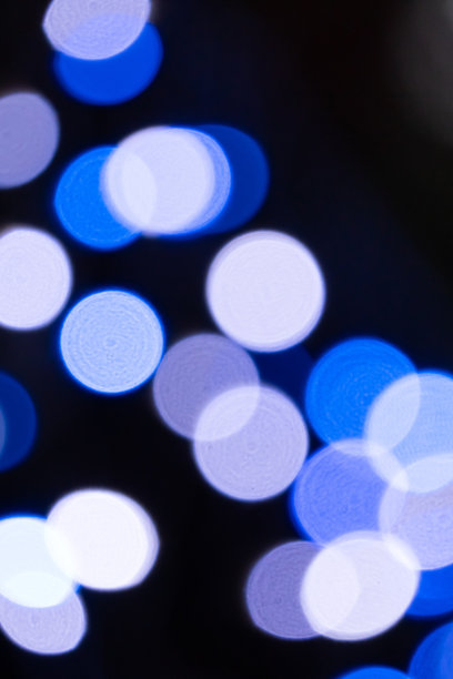 模糊的光晕点概念与暗黑色的背景在晚上。图片下载