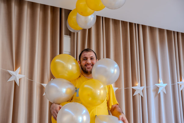 室内气球和星星庆祝装饰图片下载