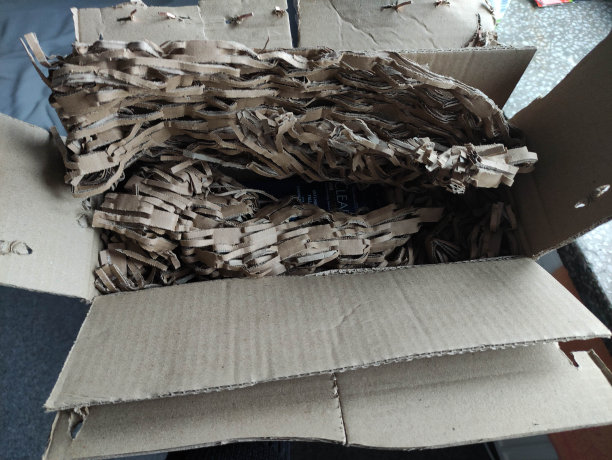 一个人手里拿着一个空盒子或包裹，里面装满了纸，这是第一人称视角的照片图片下载