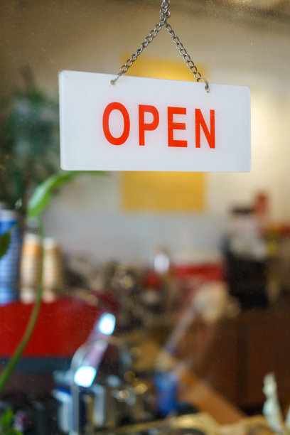 咖啡馆入口处的门上挂着一个开放的标志图片下载