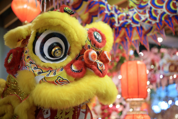 春节庆祝活动中跳舞的黄色中国狮子特写图片下载