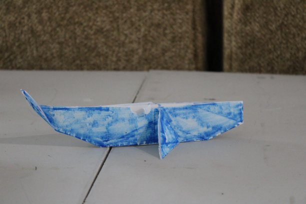 桌上的自制折纸鲸鱼图片下载