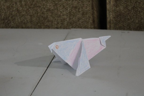 桌上的自制折纸鸽子图片下载