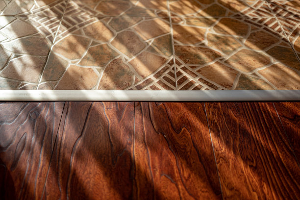 阳台上的阳光透过窗台倾泻而下，在地板上投下阴影。图片下载