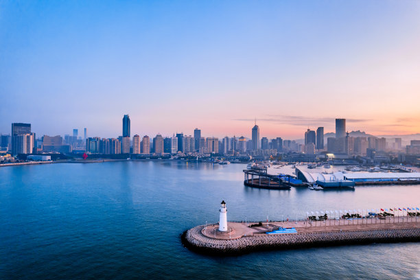 青岛奥帆中心和恋人坝鸟瞰图，中国山东省青岛图片下载
