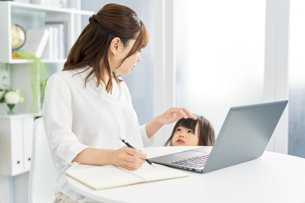 在家工作同时带孩子的妇女图片下载