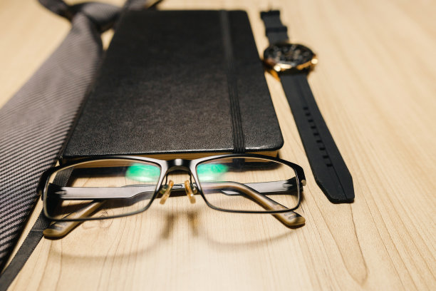 印有时钟、眼镜、计划表和领带的木面旗帜。父亲节的概念，庆祝。个人的对象。copyspace图片下载