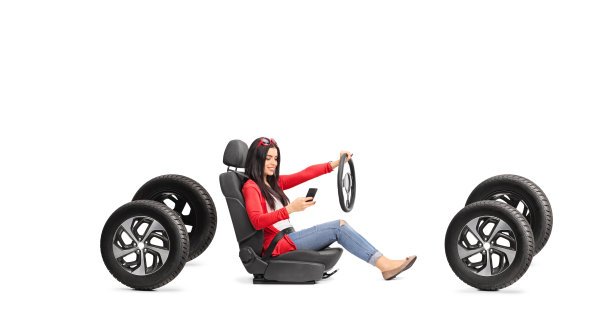 年轻女子一边用智能手机一边开车图片下载