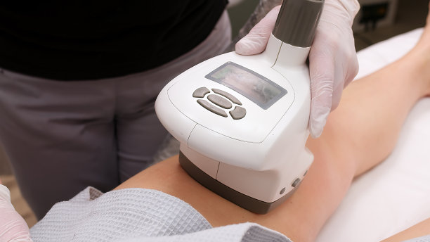 机器按摩年轻女子身体的特写。反脂肪硬件美容。健康和减肥计划。硬件图形校正。图片下载