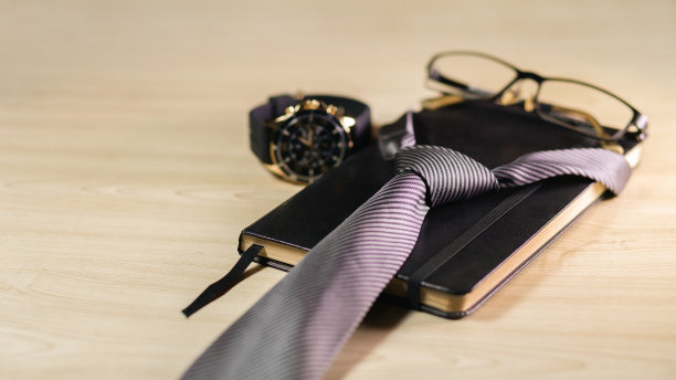 印有时钟、眼镜、计划表和领带的木面旗帜。父亲节的概念，庆祝。个人的对象。copyspace图片下载