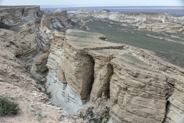 乌兹别克斯坦境内的一列山脉图片下载