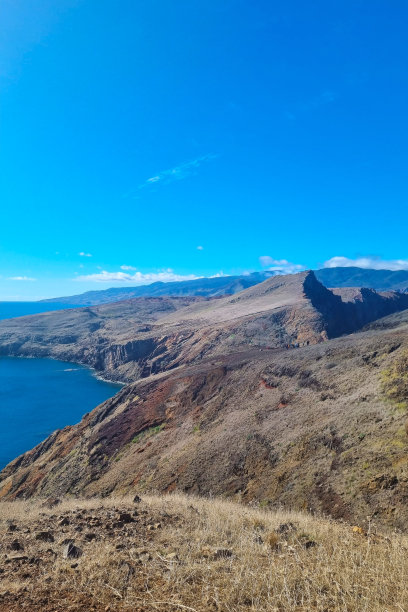 荒岛:海洋或海洋中的空岛一个晴朗的日子。图片下载