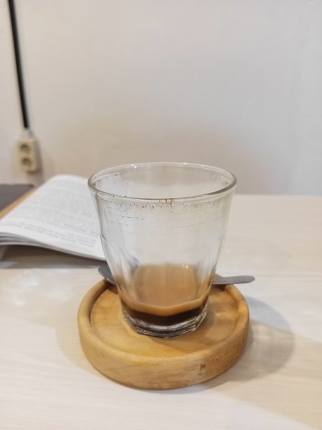 浓缩咖啡的照片近距离在木桌上图片下载