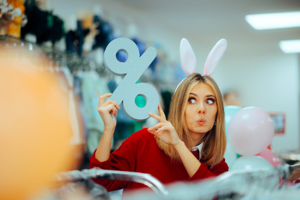 复活节女孩在商店里举着销售百分比的牌子图片下载