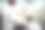 汽车服务人员在防护罩涂装车身。Oxus图片下载