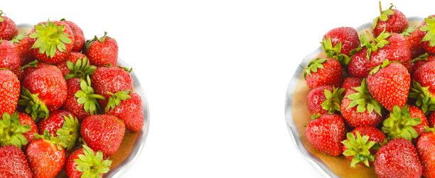 成熟的草莓在柳条篮子上孤立的白色。拼贴画。宽的照片。文本的自由空间。图片下载