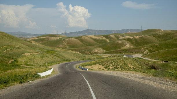 乌兹别克斯坦山区的一条公路图片下载