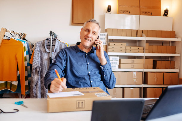 负责包装和送货服务，使用手机接收订单图片下载