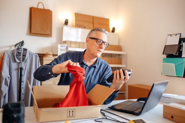 用手提电脑打包货物，准备送货服务图片下载
