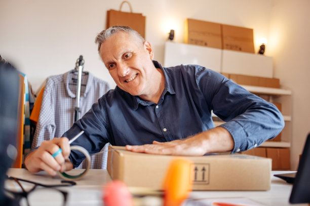打包货物准备送货的人图片下载