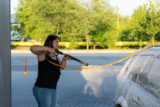 一位妇女在自助洗车店洗车图片下载