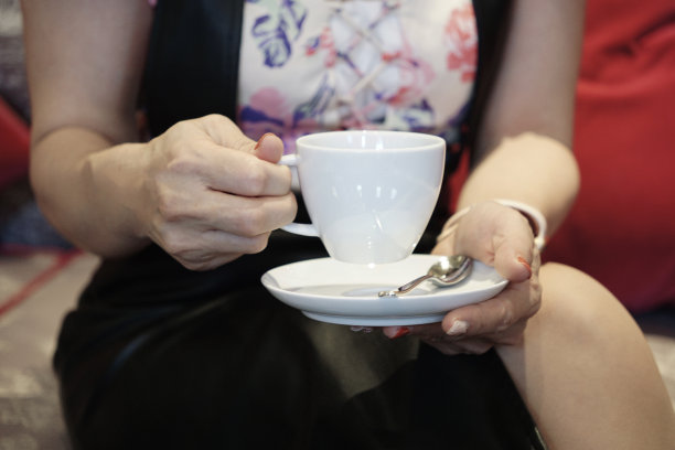 裁剪照片的妇女在享受下午的一杯茶图片下载