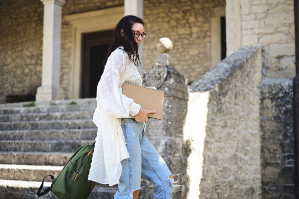 一个自信的女学生下课后离开校园的肖像。图片下载