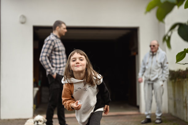 一家人在院子里玩耍。图片下载