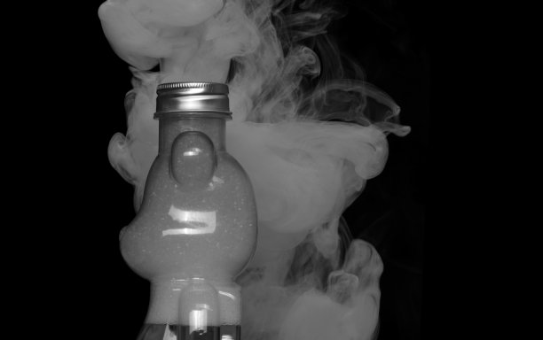 塑料泰迪熊瓶子充满了旋转的烟雾和雾的效果创造奇怪的效果形状和纹理图片下载