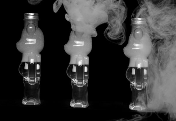塑料泰迪熊瓶子充满了旋转的烟雾和雾的效果创造奇怪的效果形状和纹理图片下载