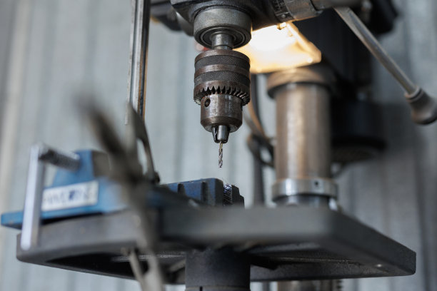 在主轴上攻入钢板孔的攻丝工具。图片下载