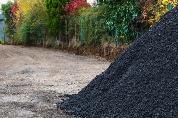 用于外部景观美化工作、道路和停车场的砾石堆图片下载